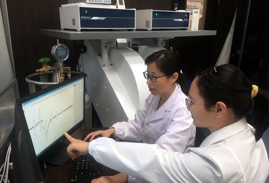 Professores do Centro de Análise e Teste da Universidade de Chongqing usaram a espectroscopia CIQTEK EPR para serviços de teste