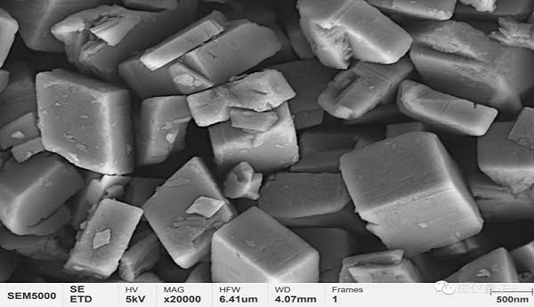 SEM5000 em Nano Alumina - Aplicações de Microscopia Eletrônica de Varredura (SEM)